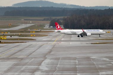 Zürih, İsviçre, 17 Ocak 2024 TC-LSA Türk Hava Yolları Airbus A321-271 NX bir yağmur yağışı sırasında apronda