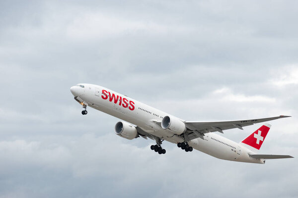 Цюрих, Швейцария, 17 января 2024 года Самолет Боинг 777-3DEER швейцарских международных авиалиний HB-JNL вылетает со взлетно-посадочной полосы 16 в дождливый день