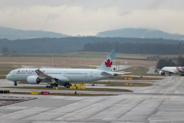 Zürih, İsviçre, 17 Ocak 2024 C-FPQB Air Canada Boeing 787-9 Dreamliner uçağı yağmurlu bir günde konumuna doğru ilerliyor.