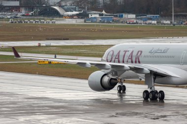 Zürih, İsviçre, 17 Ocak 2024 A7-HJJ Katar Havayolları Airbus A330-202 bir yağmur yağışı sırasında önlük boyunca hareket etmektedir.