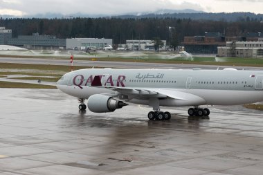 Zürih, İsviçre, 17 Ocak 2024 A7-HJJ Katar Havayolları Airbus A330-202 bir yağmur yağışı sırasında önlük boyunca hareket etmektedir.