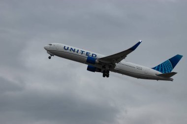 Zürih, İsviçre, 17 Ocak 2024 N-674UA Birleşik Hava Yolları Boeing 767-322ER uçağı, yağmurlu bir sağanak sırasında 16. pistten kalkıyor.