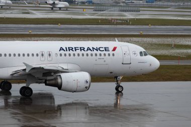 Zürih, İsviçre, 17 Ocak 2024 F-GKXL Air Air Airbus A320-214 bir yağmur yağışı sırasında kalkış pozisyonuna geçiyor.