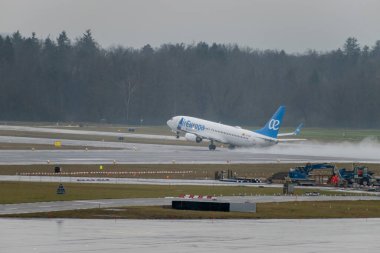 Zürih, İsviçre, 17 Ocak 2024 EC-OBP Air Europa Boeing 737-8JP uçağı, yağmur yağışlı bir havada 28. pistten kalkıyor.