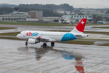 Zürih, İsviçre, 17 Ocak 2024 HB-JOJ Chair Airbus A319-112 hava aracı yağmur altında bulunduğu yere doğru ilerliyor.