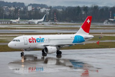 Zürih, İsviçre, 17 Ocak 2024 HB-JOJ Chair Airbus A319-112 hava aracı yağmur altında bulunduğu yere doğru ilerliyor.