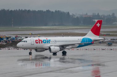 Zürih, İsviçre, 17 Ocak 2024 HB-JOJ Chair Airbus A319-112 hava aracı yağmur altında bulunduğu yere doğru ilerliyor.