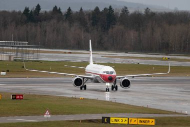 Zürih, İsviçre, 18 Ocak 2024 CS-TJR TAP Air Portugal Airbus A321-251NX Aircaft, yağmurlu bir hava yağmuru sırasında kapıya doğru ilerliyor.