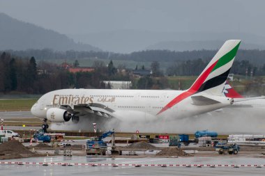 Zürih, İsviçre, 18 Ocak 2024 A6-EDO Emirlikleri Airbus A380-861 uçağı az önce 28 numaralı piste indi.