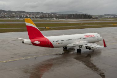 Zürih, İsviçre, 18 Ocak 2024 EC-MCS İberya Airbus A320-214 bir yağmur yağışı sırasında kalkış pozisyonuna geçiyor.