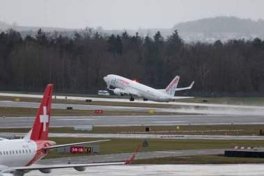 Zürih, İsviçre, 18 Ocak 2024 EC-LTM Air Europa Boeing 737-85P uçakları 28 numaralı pistten yağmur yağışlı bir havada kalkıyor.