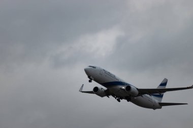 Zürih, İsviçre, 18 Ocak 2024 4X-EKF El Al İsrail havayolları Boeing 737-8HX uçakları 16 nolu pistten yağmur altında kalkıyor.