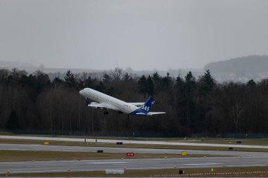 Zürih, İsviçre, 18 Ocak 2024 SE-RSK SAS İskandinav havayolları Embraer E195LR uçakları, yağmurlu bir sağanak sırasında 28. pistten kalkıyor.