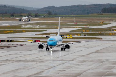 Zürih, İsviçre, 18 Ocak 2024 PH-BXS KLM Hollanda Kraliyet Hava Yolları Boeing 737-9K2 uçakları yağmur altında kapıya doğru ilerliyorlar.