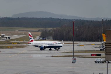 Zürih, İsviçre, 18 Ocak 2024 G-TTNN İngiliz Hava Yolları Airbus A320-251N önlük üzerinde bir yağmur yağışı sırasında