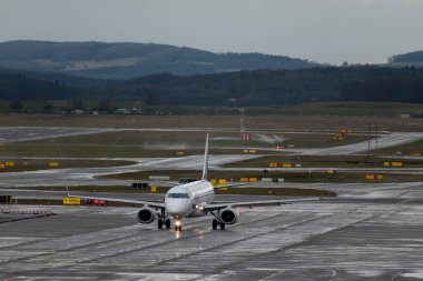 Zürih, İsviçre, 18 Ocak 2024 SP-LNL LOT Polonya Hava Yolları Embraer E195LR uçakları bir yağmur yağışı sırasında önlük boyunca taksicilik yapıyor