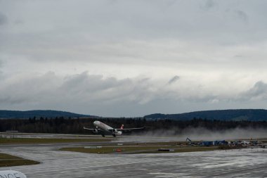 Zürih, İsviçre, 18 Ocak 2024 HB-JHN İsviçreli uluslararası havayolu Airbus A330-343 uçakları yağmurlu bir sağanak sırasında 16 numaralı pistten kalkıyor.