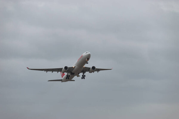 Цюрих, Швейцария, 18 января 2024 года самолет HB-JHE Swiss international airlines Airbus A330-343 отправляется с взлетно-посадочной полосы 32 во время дождя