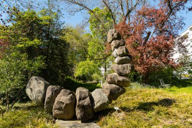 Saint Gallen, İsviçre, 27 Nisan 2024 Botanik Bahçesinde taş heykel