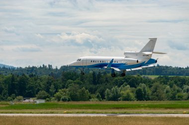 Zürih, İsviçre, 16 Haziran 2024 Dassault Falcon 900LX iş uçağı 14 numaralı piste iniyor.