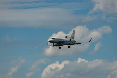 Zürih, İsviçre, 16 Haziran 2024 Dassault Falcon 900LX iş uçağı 14 numaralı piste iniyor.