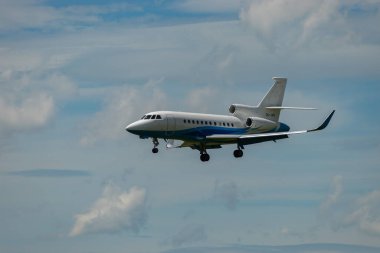 Zürih, İsviçre, 16 Haziran 2024 Dassault Falcon 900LX iş uçağı 14 numaralı piste iniyor.