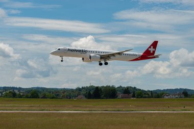 Zürih, İsviçre, 16 Haziran 2024 HB-AZK Helvetic Havayolları Embraer E195-E2 uçağı 14. piste iniyor.
