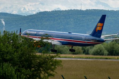 Zürih, İsviçre, 16 Haziran 2024 TF-ISX İzlanda Boeing 757-3E7 uçağı 14 numaralı piste iniyor.