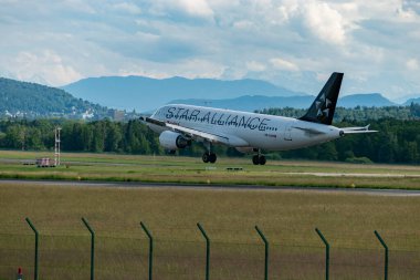 Zürih, İsviçre, 16 Haziran 2024 HB-IJM İsviçreli uluslararası havayolu Airbus A320-214 uçağı 14 numaralı piste iniyor.
