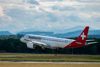 Zürih, İsviçre, 16 Haziran 2024 HB-AZC Helvetic Havayolları Embraer E190-E2 uçağı 14. piste iniyor.