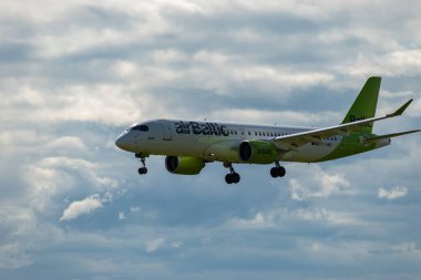 Zürih, İsviçre, 16 Haziran 2024 YL-ABD Hava Baltık Bombacısı CS-300 0r Airbus A220 uçağı 14 nolu piste iniyor.