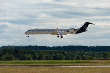 Zürih, İsviçre, 16 Haziran 2024 D-ACNQ Lufthansa Mitsubishi CRJ-900LR uçağı 14 numaralı piste iniyor.