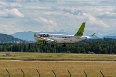 Zürih, İsviçre, 16 Haziran 2024 YL-CSM Hava Baltık Bombacısı CS-300 veya Airbus A220 uçağı 14 numaralı piste iniyor.