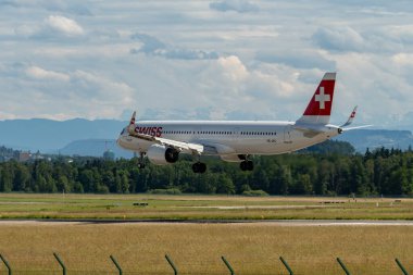 Zürih, İsviçre, 16 Haziran 2024 HB-JPC İsviçre uluslararası havayolları Airbus A321-271NX uçağı 14 numaralı piste iniyor.