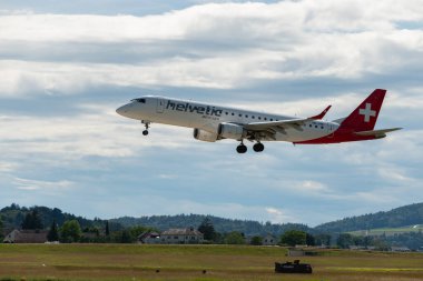 Zürih, İsviçre, 16 Haziran 2024 HB-JVN Helvetic Airways Embraer E190LR uçağı 14 numaralı piste iniyor.