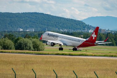 Zürih, İsviçre, 16 Haziran 2024 HB-JVN Helvetic Airways Embraer E190LR uçağı 14 numaralı piste iniyor.