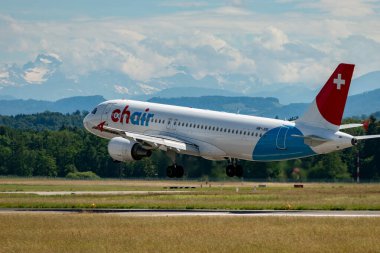 Zürih, İsviçre, 16 Haziran 2024 HB-JOK Chair Airbus A320-214 numaralı uçak 14 numaralı piste iniyor.