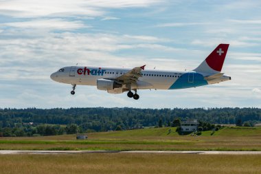 Zürih, İsviçre, 16 Haziran 2024 HB-JOK Chair Airbus A320-214 numaralı uçak 14 numaralı piste iniyor.