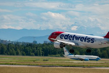 Zürih, İsviçre, 16 Haziran 2024 HB-IJU Edelweiss Air Airbus A320-214 numaralı uçak 14 numaralı piste iniyor.