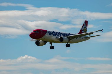 Zürih, İsviçre, 16 Haziran 2024 HB-IJU Edelweiss Air Airbus A320-214 numaralı uçak 14 numaralı piste iniyor.