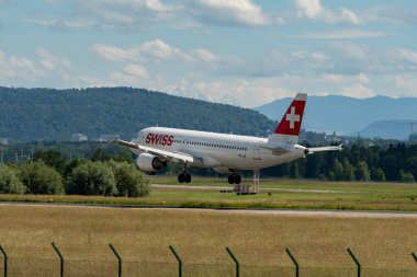 Zürih, İsviçre, 16 Haziran 2024 HB-IJP İsviçreli uluslararası havayolu Airbus A320-214 uçağı 14 numaralı piste iniyor.