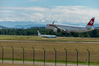 Zürih, İsviçre, 16 Haziran 2024 HB-IOO İsviçreli uluslararası havayolları Airbus A321-212, pist 14 'e iniyor.