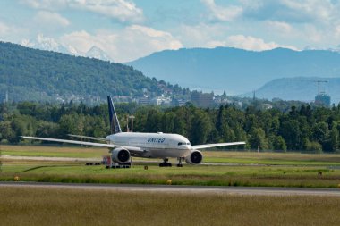 Zürih, İsviçre, 16 Haziran 2024 N-37018 United Airlines Boeing 777-224ER uçağı 16 numaralı piste yanaşıyor.