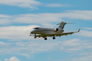 Zürih, İsviçre, 16 Haziran 2024 HB-JGQ Premium Jet Bombardıman uçağı 300 iş uçağı 14 numaralı piste iniyor.