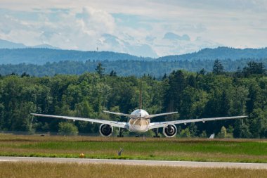 Zürih, İsviçre, 16 Haziran 2024 9V-SWU Singapur Havayolları Boeing 777-312ER uçağı 16 numaralı piste yanaşıyor.