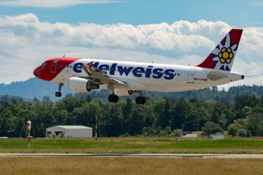 Zürih, İsviçre, 16 Haziran 2024 HB-IJW Edelweiss Air Airbus A320-214 numaralı uçak 14 numaralı piste iniyor.