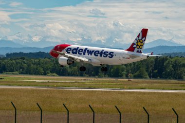 Zürih, İsviçre, 16 Haziran 2024 HB-JLS Edelweiss Air Airbus A320-214 numaralı uçak 14 numaralı piste iniyor.