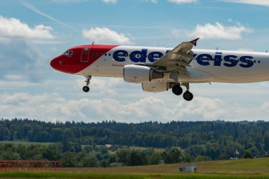Zürih, İsviçre, 16 Haziran 2024 HB-JLS Edelweiss Air Airbus A320-214 numaralı uçak 14 numaralı piste iniyor.