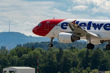 Zürih, İsviçre, 16 Haziran 2024 HB-JLP Edelweiss Air Airbus A320-214 numaralı uçak 14 numaralı piste iniyor.