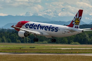 Zürih, İsviçre, 16 Haziran 2024 HB-JLP Edelweiss Air Airbus A320-214 numaralı uçak 14 numaralı piste iniyor.